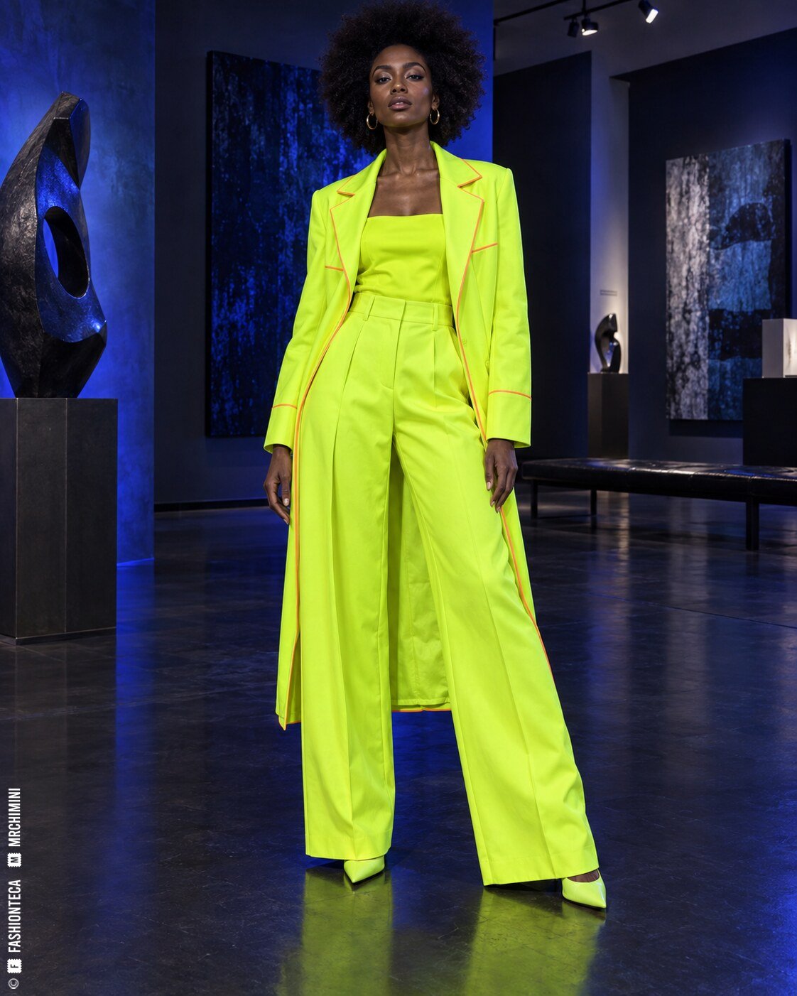 Modelo de cuerpo entero con sastrería verde lima fluorescente en una galería azul ultramar