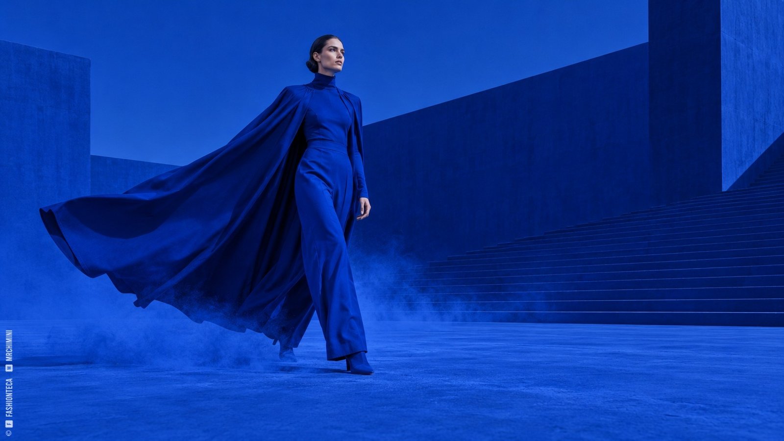 Editorial de Moda azul Klein en una arquitectura monocroma de luz intensa y superficies minerales