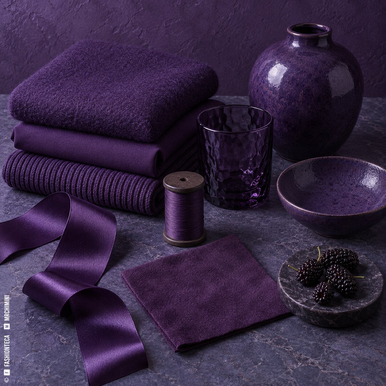 Bodegón morado con lana, punto, crepé, cinta de satén, cerámica, vidrio, hilo y moras oscuras
