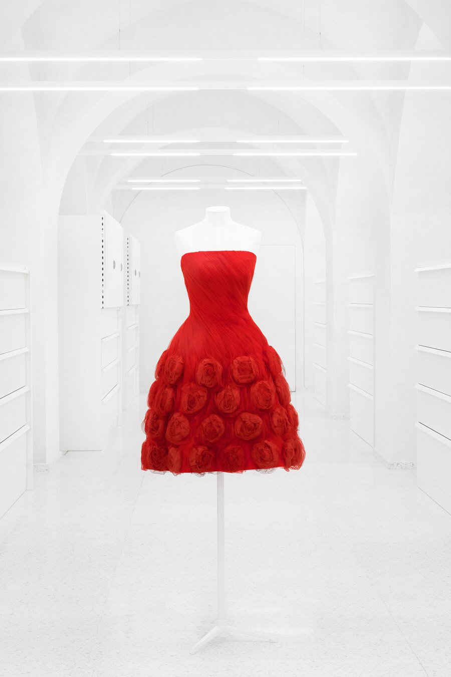 Vestido rojo Fiesta de Valentino, Alta Costura primavera-verano de 1959, expuesto sobre maniquí