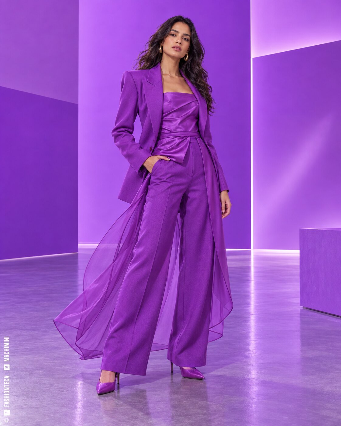 Modelo de cuerpo entero con sastrería y capas translúcidas violeta brillante en una galería geométrica luminosa