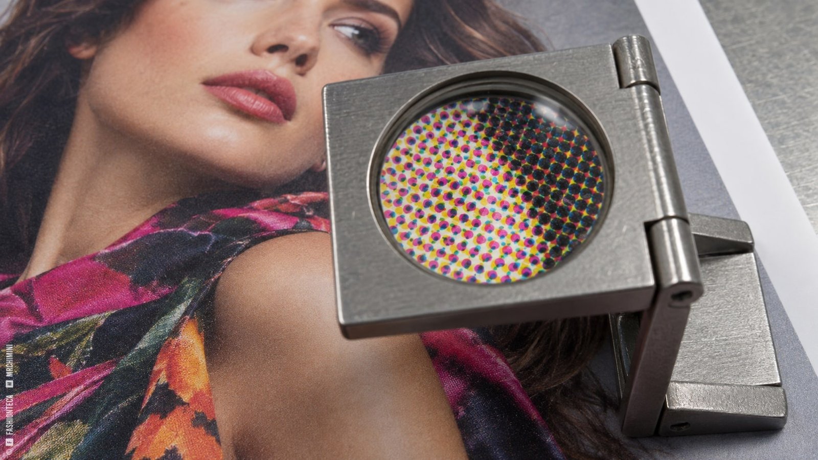 Cuentahílos de imprenta ampliando los puntos y la roseta CMYK sobre una fotografía de moda impresa