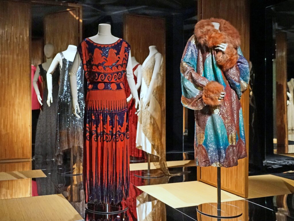 A la izquierda, vestido Petits Chevaux de Madeleine Vionnet, Alta Costura otoño-invierno 1921-1922.