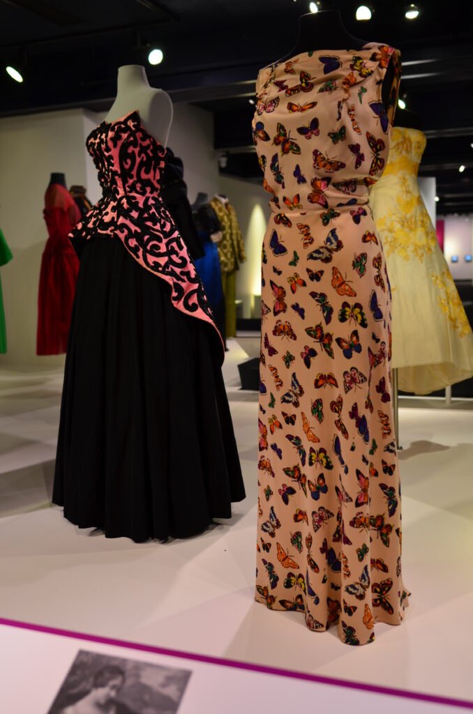 Vestido de noche de Elsa Schiaparelli de 1937, mostrado sobre maniquí, con silueta larga y detalles surrealistas.