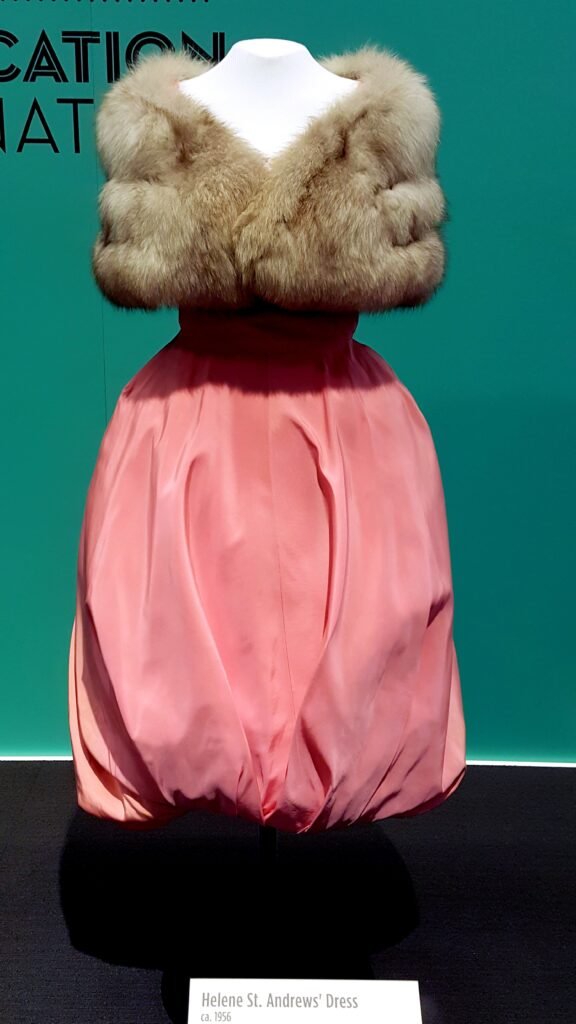 Bubble Dress de Pierre Cardin, ejemplo de su investigación sobre volumen redondeado y separación respecto al cuerpo.