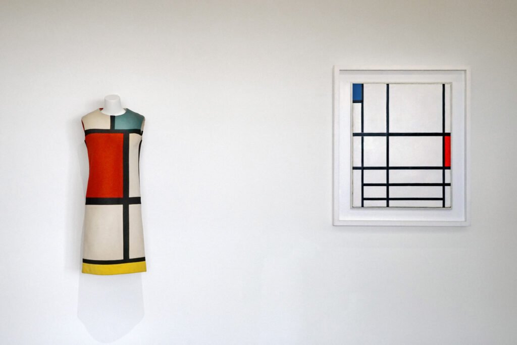 Vestido Mondrian de Yves Saint Laurent, 1965, construido mediante bloques geométricos de color.