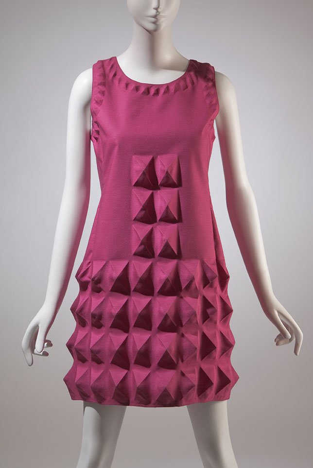 Vestido rosa de Pierre Cardin de 1968 realizado en Dynel moldeado por calor.