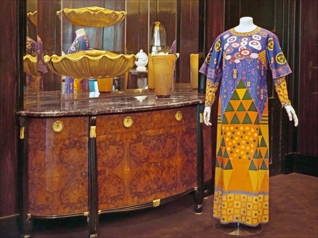 Vestido de Karl Lagerfeld para Chloé de 1971 con estampado inspirado en Gustav Klimt.