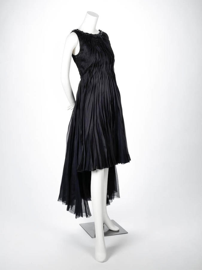 Little black evening dress de CHANEL diseñado por Karl Lagerfeld en 2009, con seda plisada y bordados.