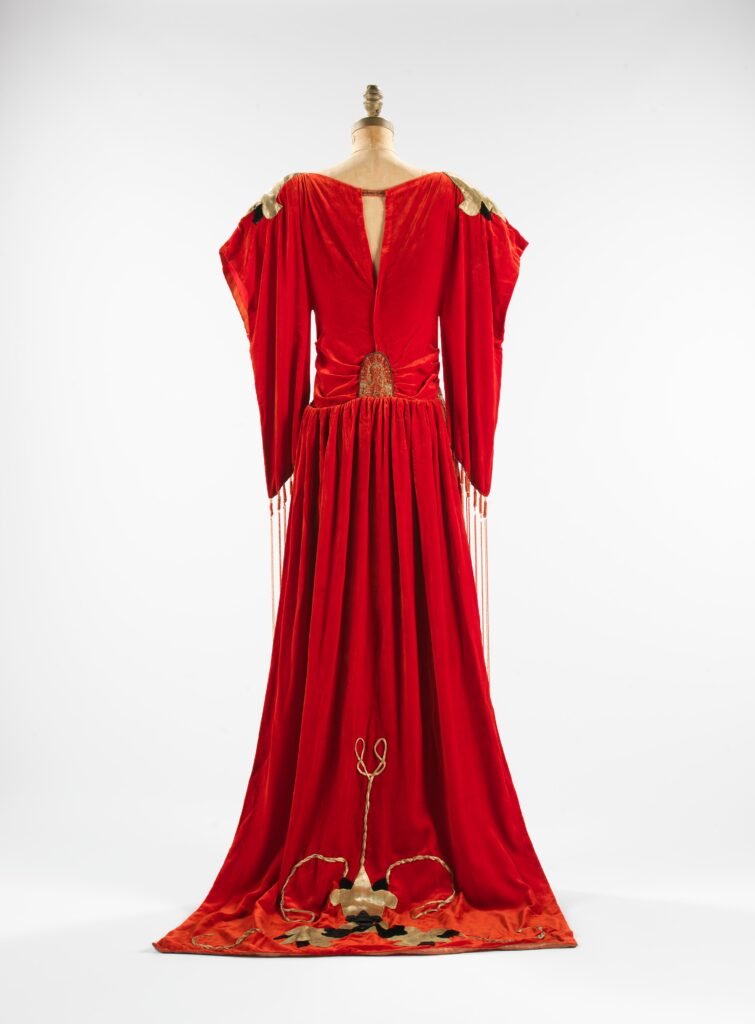 Vista posterior de la Robe Sabat de Paul Poiret, 1921, con bordados y caída tubular.