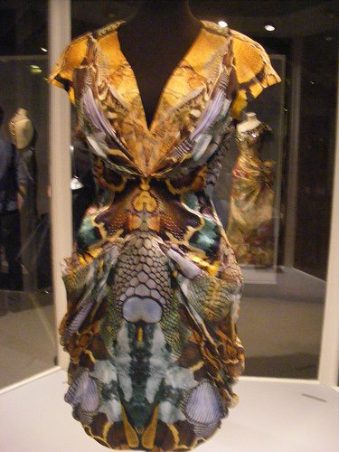 Vestido de la última colección completa presentada en vida por Alexander McQueen, Plato's Atlantis, primavera-verano 2010.