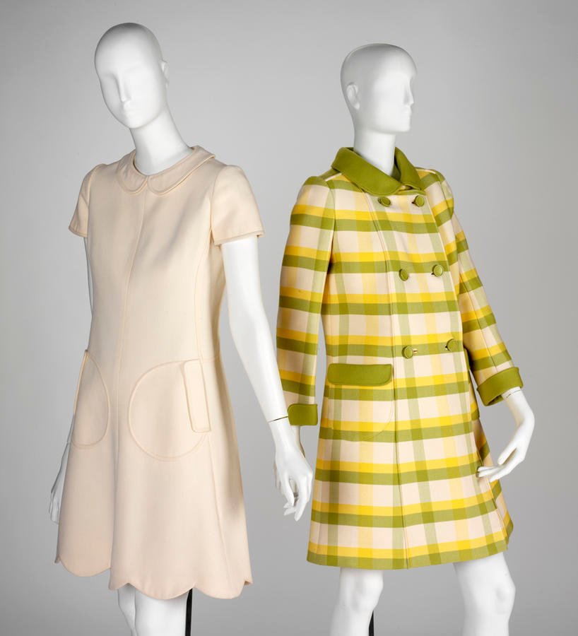 Vestido y abrigo de André Courrèges hacia 1966, de líneas geométricas y depuradas.