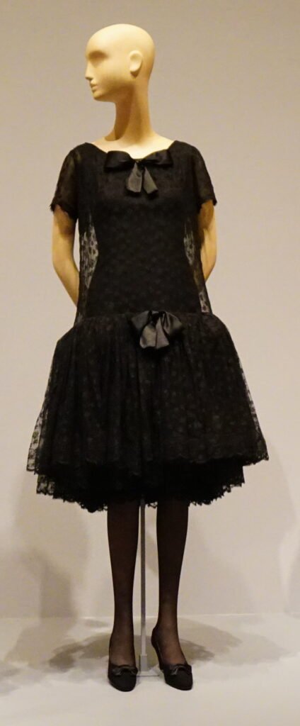 Vestido baby-doll de Cristóbal Balenciaga de invierno de 1958, en encaje negro sobre chiffon de seda.