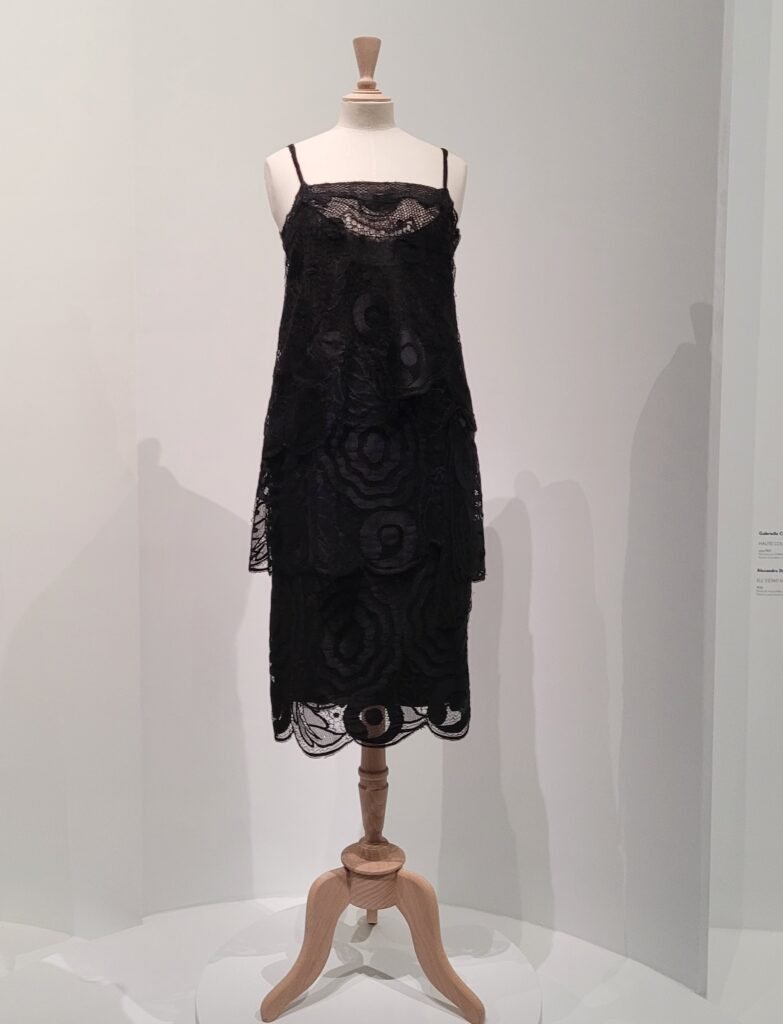 Vestido negro de Coco Chanel conservado y expuesto como ejemplo de su tratamiento depurado del vestido negro.