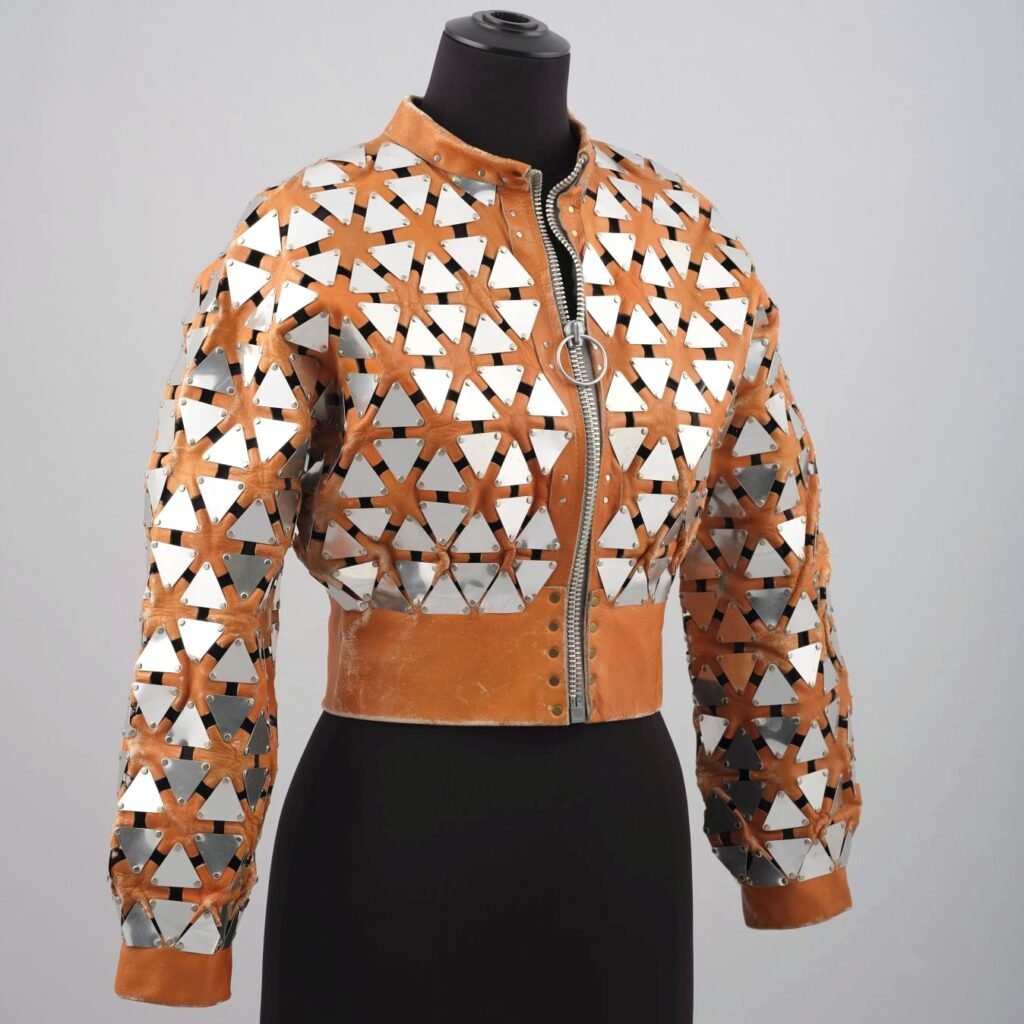 Blouson de Paco Rabanne de 1967–1968 realizado en cuero y aluminio.