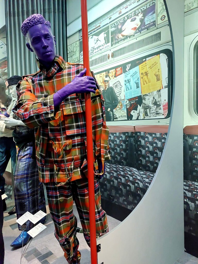 Bondage suit de Vivienne Westwood en tartán Bruce of Kinnaird, ejemplo de su vocabulario punk.