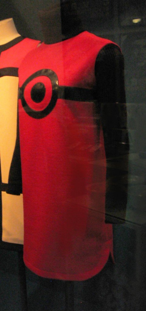 Cosmos Tunic and Sweater de Pierre Cardin, 1967, representativos de su lenguaje Space Age.