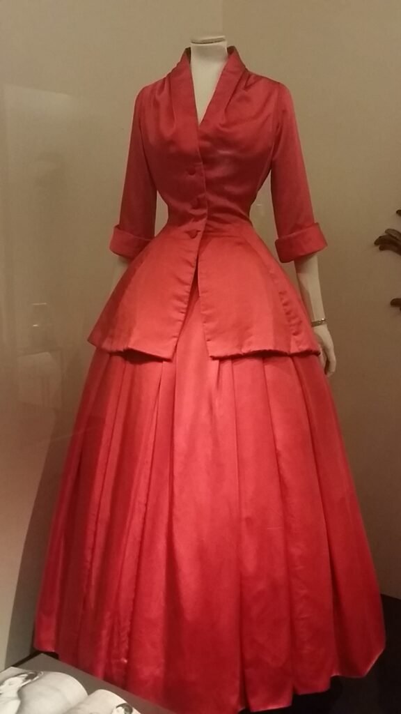 Conjunto de noche Zémire de Christian Dior, línea H, otoño-invierno de 1954, en satén rojo.