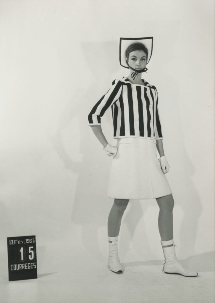 Conjunto de André Courrèges de 1965 representativo de su geometría Space Age.