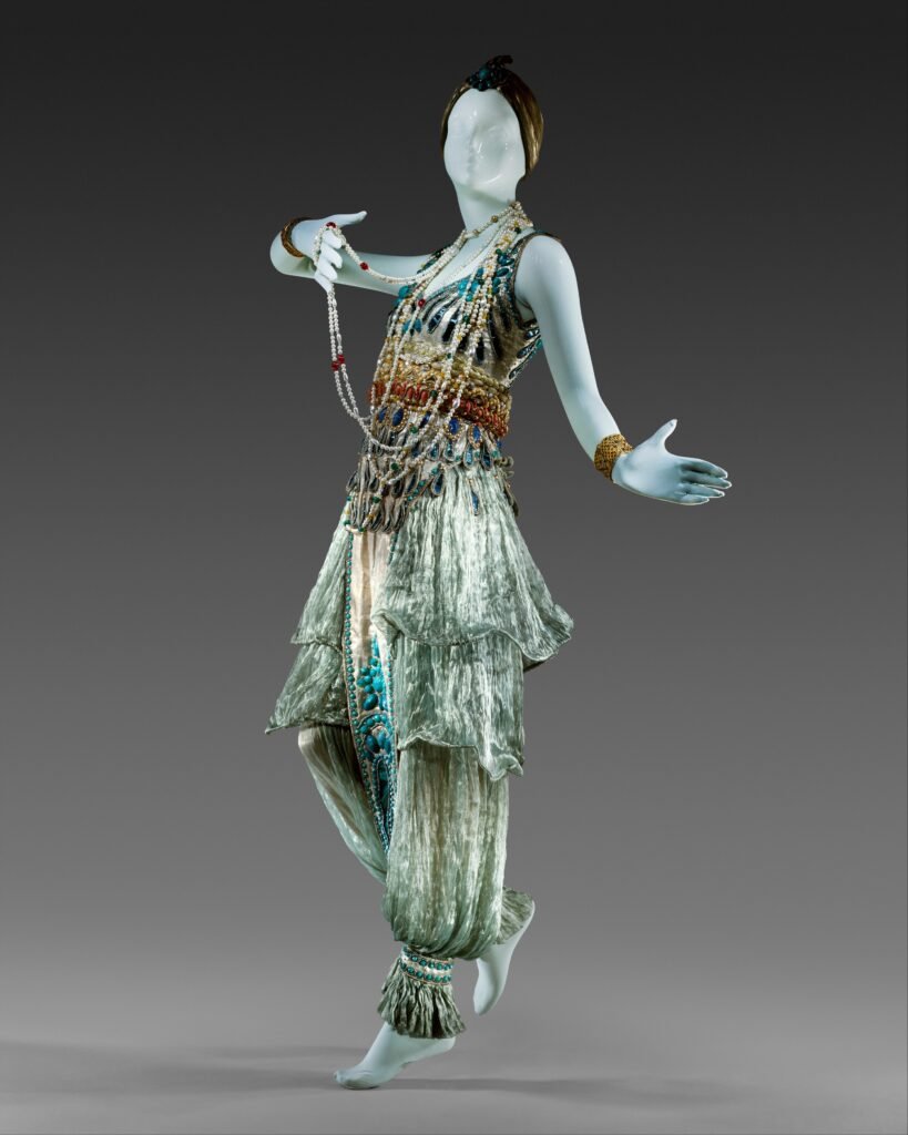 Conjunto de fantasía de Paul Poiret creado para la fiesta de Las mil y dos noches de 1911.