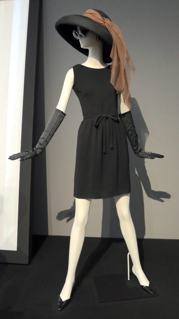 Vestido corto y sombrero de Givenchy asociados al guardarropa de Audrey Hepburn en Breakfast at Tiffany’s, 1961.