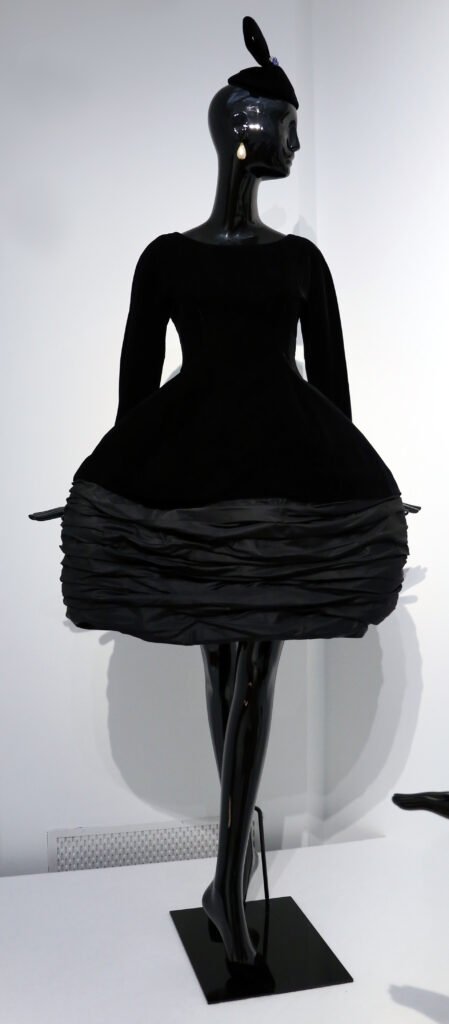 Vestido de cóctel de Hubert de Givenchy, invierno de 1957.