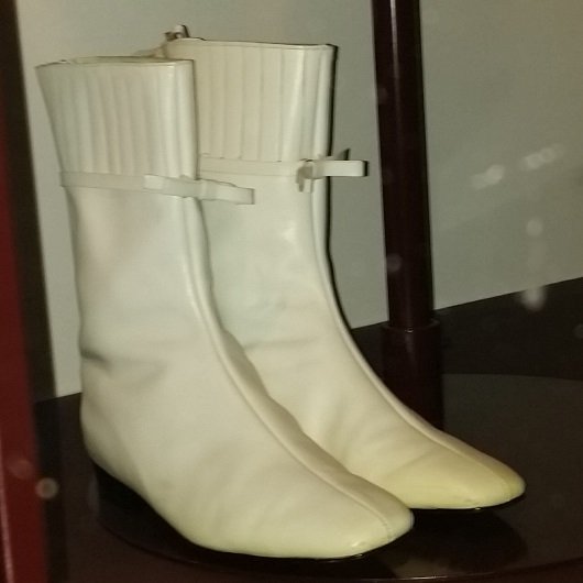 Botas blancas Go-Go de André Courrèges, 1965, icono del vocabulario Space Age.