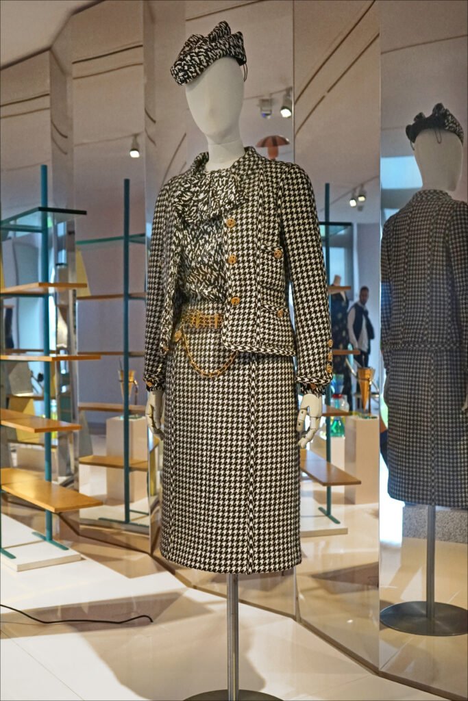 Traje de falda de CHANEL diseñado por Karl Lagerfeld para otoño-invierno de 1983.