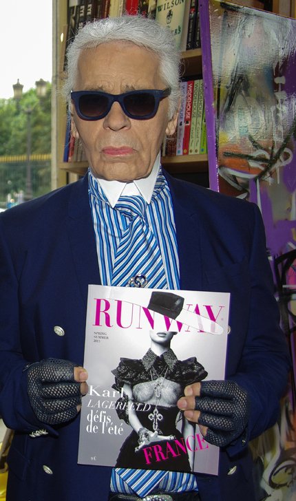 Retrato fotográfico de Karl Lagerfeld con gafas oscuras y su característica coleta.