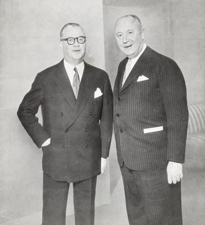 Christian Dior, a la derecha, junto a Kurt Jacobsson en una fotografía de 1957.