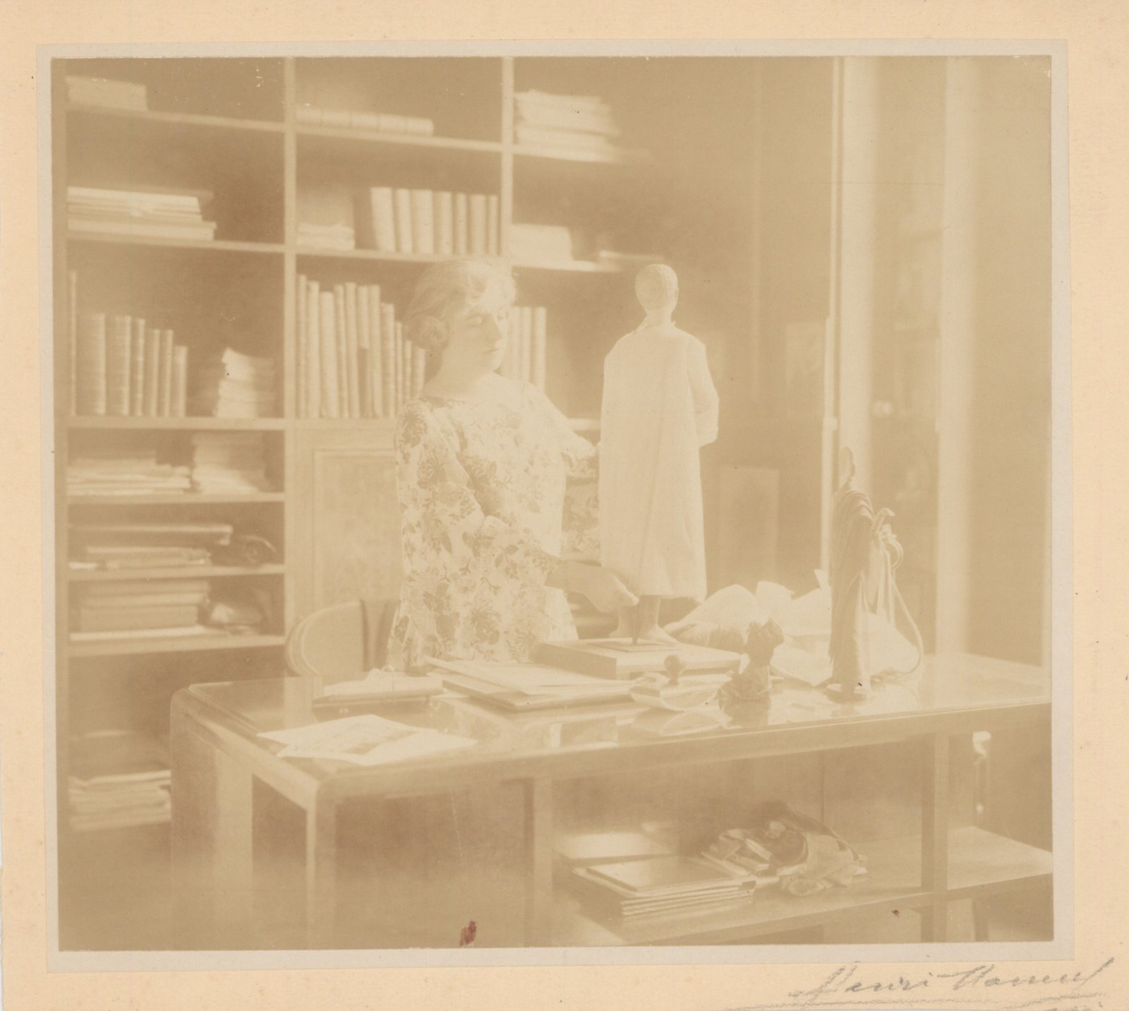 Retrato de la Diseñadora de Moda Madeleine Vionnet realizado por el fotógrafo Henri Manuel.