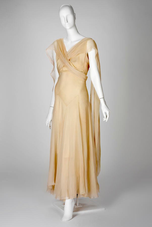 Vestido de noche de Madeleine Vionnet hacia 1932 en crepe de chiffon de seda degradado, construido para caer con fluidez.