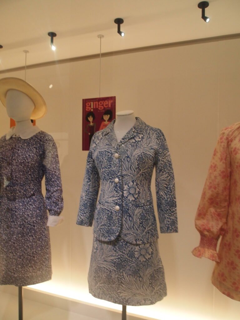 Traje Ginger Group de Mary Quant de 1967 confeccionado en algodón estampado Marigold de William Morris.