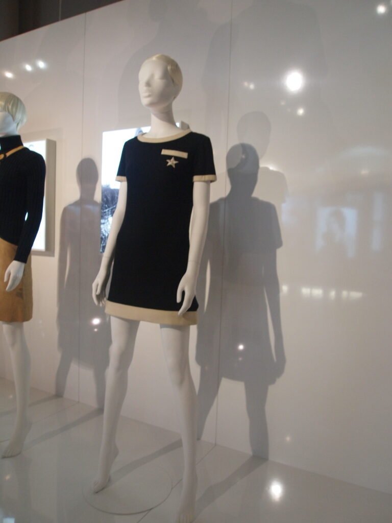 Minivestido negro y blanco de Mary Quant de 1966 expuesto en el Victoria and Albert Museum.