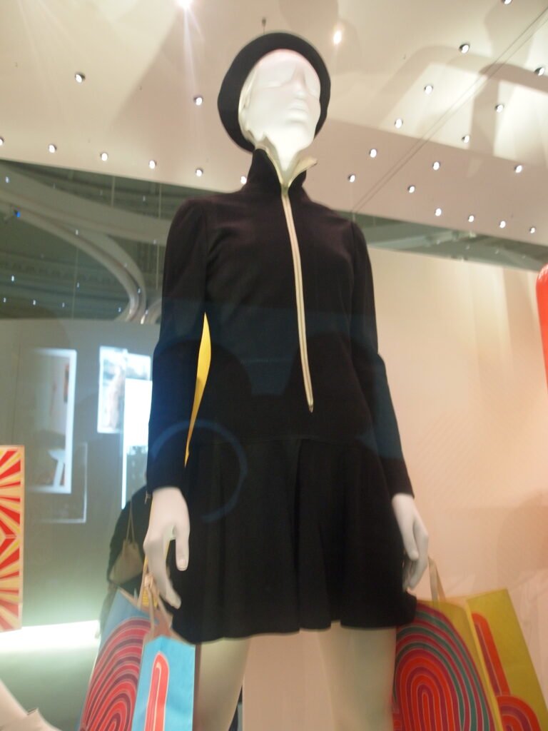 Minivestido negro de lana de Mary Quant de 1966 con cremallera frontal y boina.