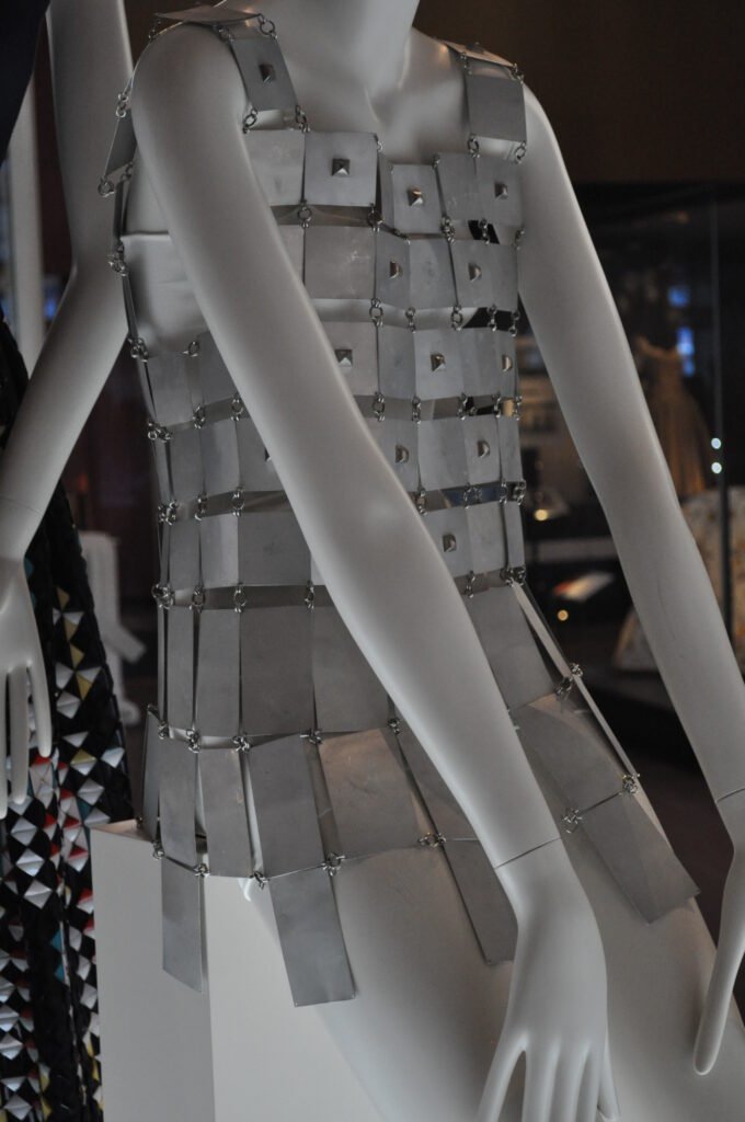 Túnica de Paco Rabanne de 1967 construida mediante elementos rígidos ensamblados.
