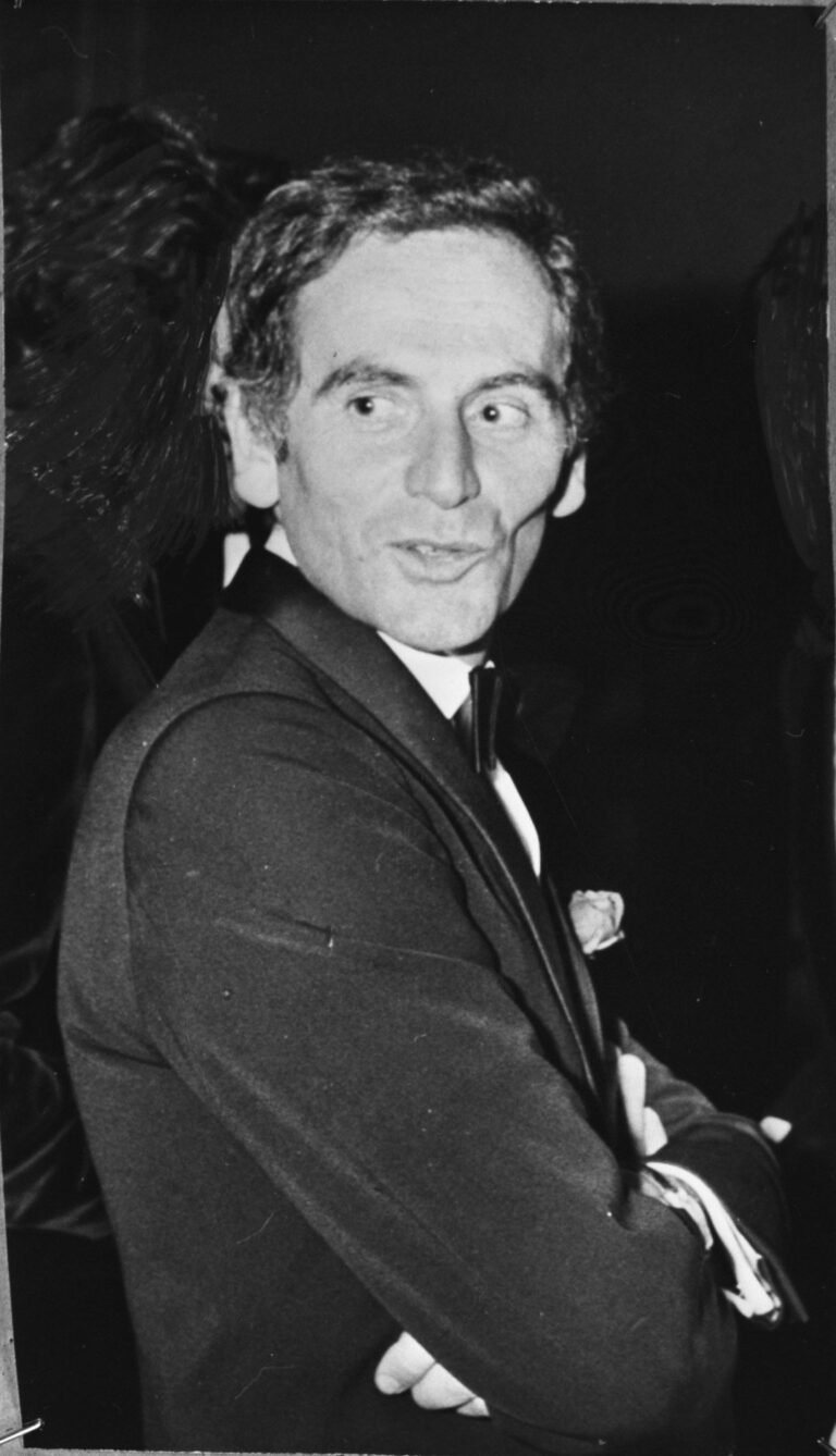 Retrato fotográfico del Diseñador Pierre Cardin.