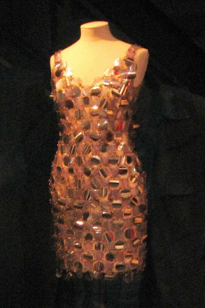 Vestido de Paco Rabanne de 1967 realizado con módulos metálicos unidos mediante anillas.