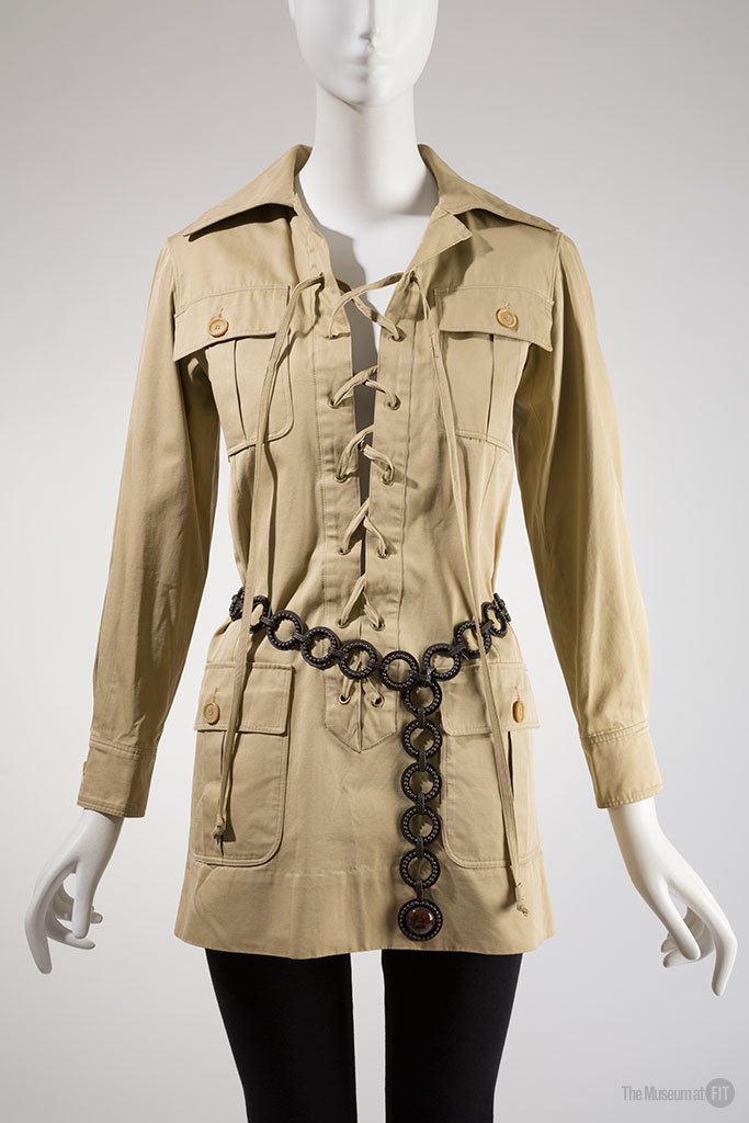 Chaqueta safari de Saint Laurent Rive Gauche, reinterpretación de la sahariana como prenda de Moda femenina.