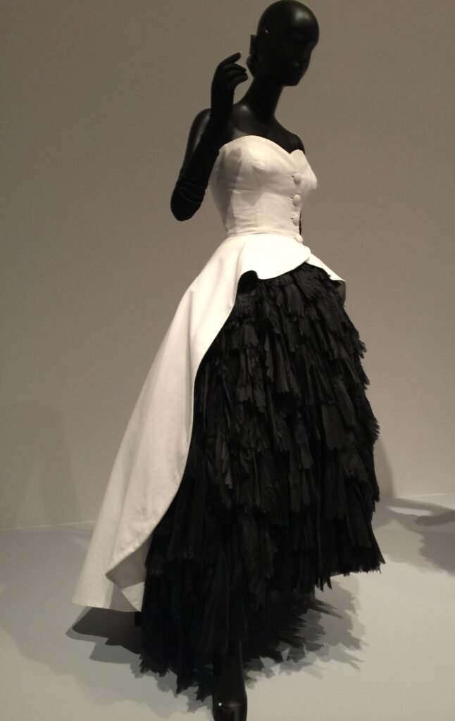 Vestido de noche de Cristóbal Balenciaga de primavera de 1951, en tafetán de seda con organza plisada aplicada.
