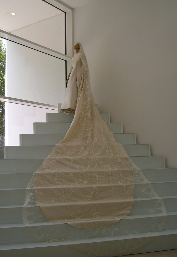 Vestido de novia de Valentino Garavani expuesto en una retrospectiva de la Casa.