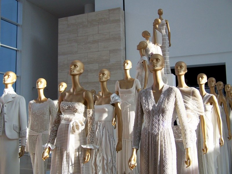 Selección de vestidos blancos de Valentino Garavani expuesta en la retrospectiva 45 Years of Style.