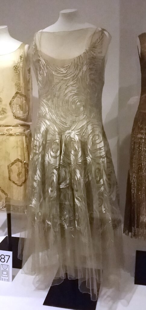 Vestido de noche de Madeleine Vionnet de 1931 en red de seda bordada, con una silueta larga y fluida.