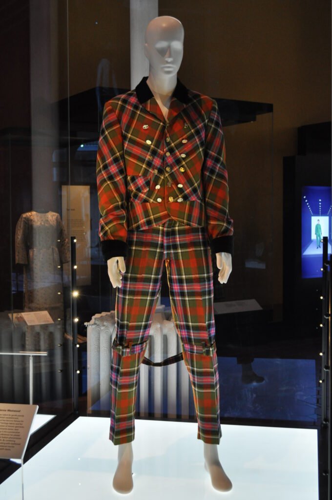 Traje de Vivienne Westwood en Harris Tweed, ejemplo de su relectura de la tradición británica.
