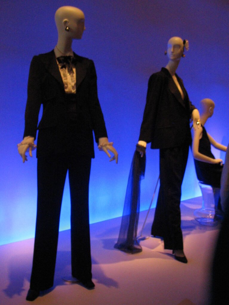 Le Smoking de Yves Saint Laurent expuesto en el de Young Museum de San Francisco.