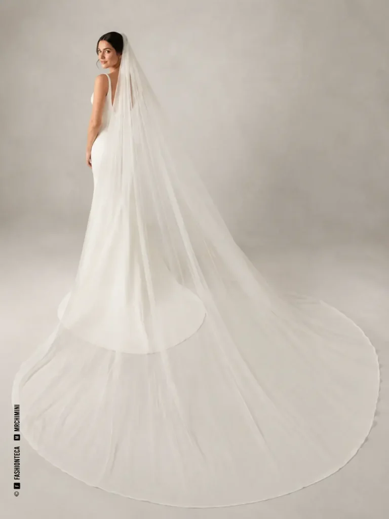 Novia con velo catedral blanco de gran longitud extendido ampliamente por el suelo.
