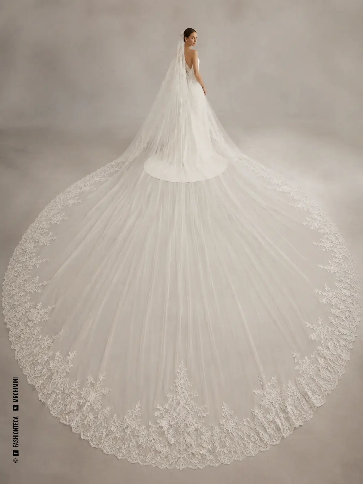 Novia con velo real blanco de varios metros extendido de forma monumental por el suelo.