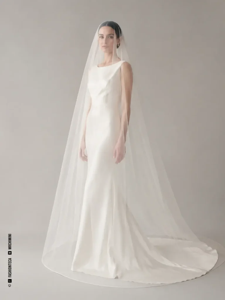 Novia con velo circular blanco sin frunce, colocado de forma plana sobre la cabeza.