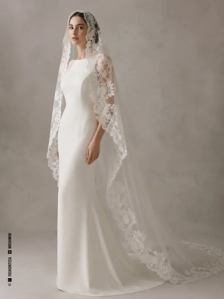 Novia con mantilla nupcial blanca de encaje colocada sobre la cabeza y enmarcando el rostro.