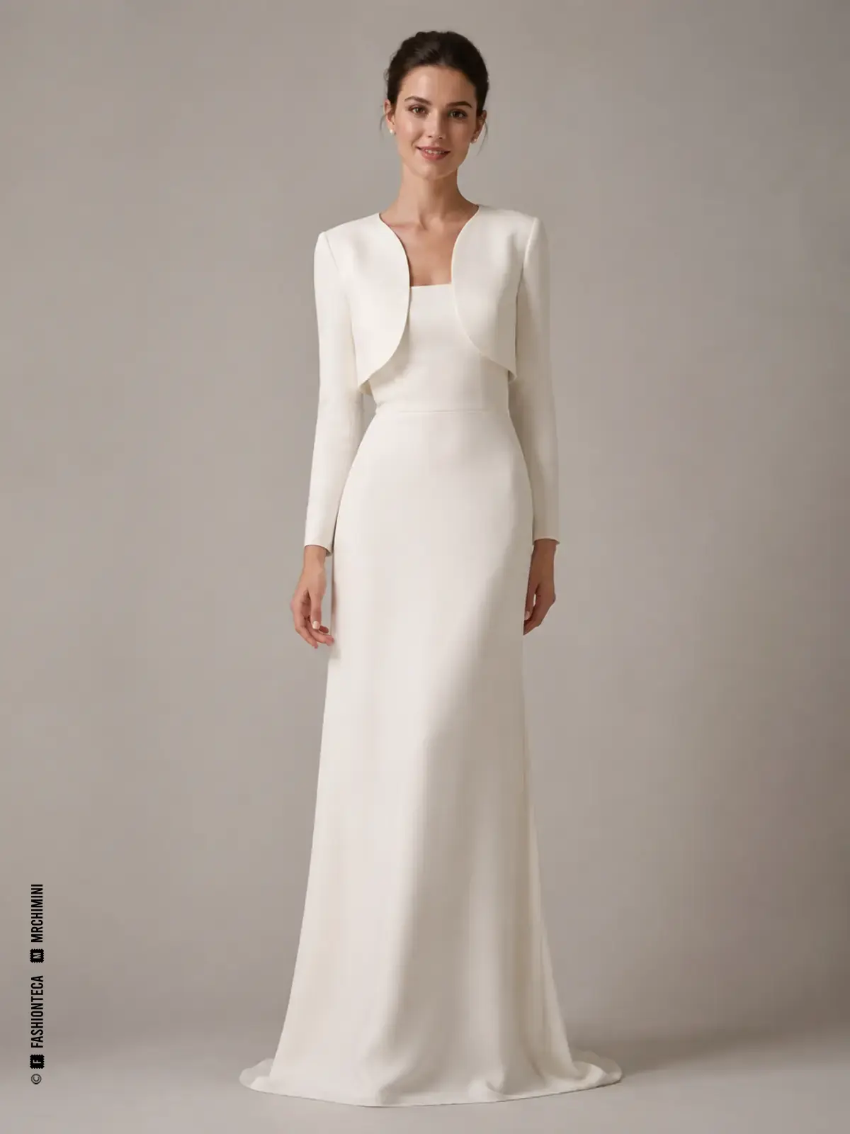 Novia con bolero blanco muy corto y abierto sobre un vestido nupcial sencillo.